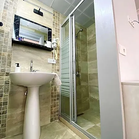 Queen Bee Bed & Breakfast 3*