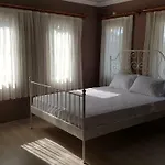Queen Bee Bed & Breakfast 3*