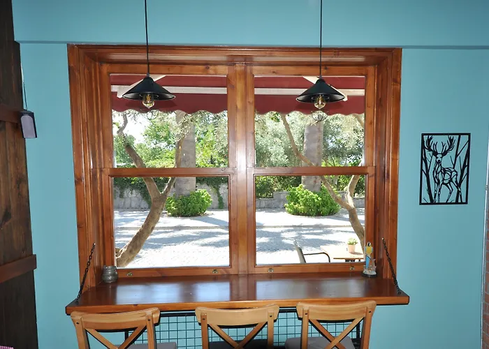 Queen Bee Oda ve Kahvaltı 3*